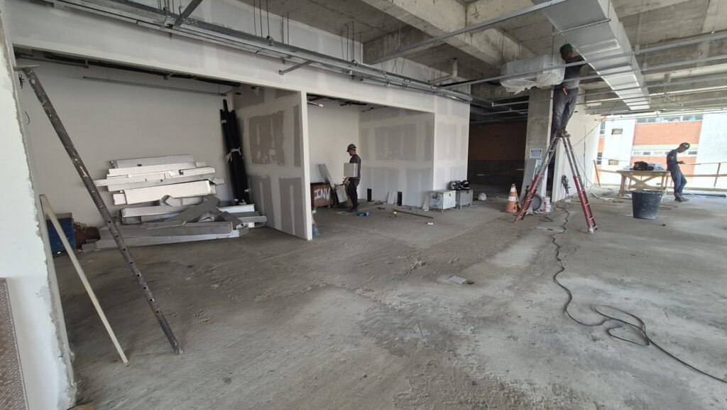 Paredes de drywall em reforma comercial em Fortaleza