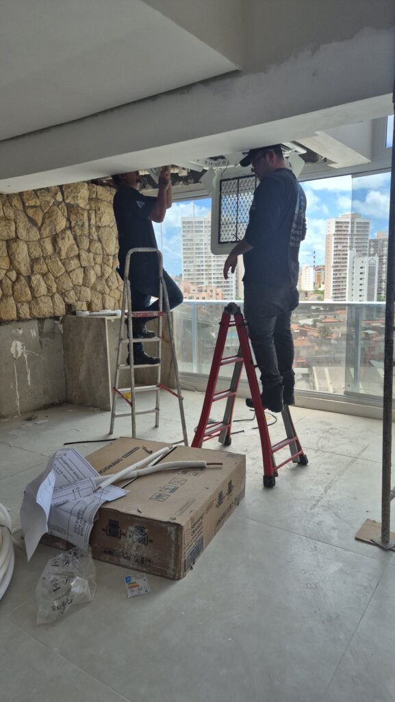 Equipe LBTEC instalando forro de drywall em apartamento