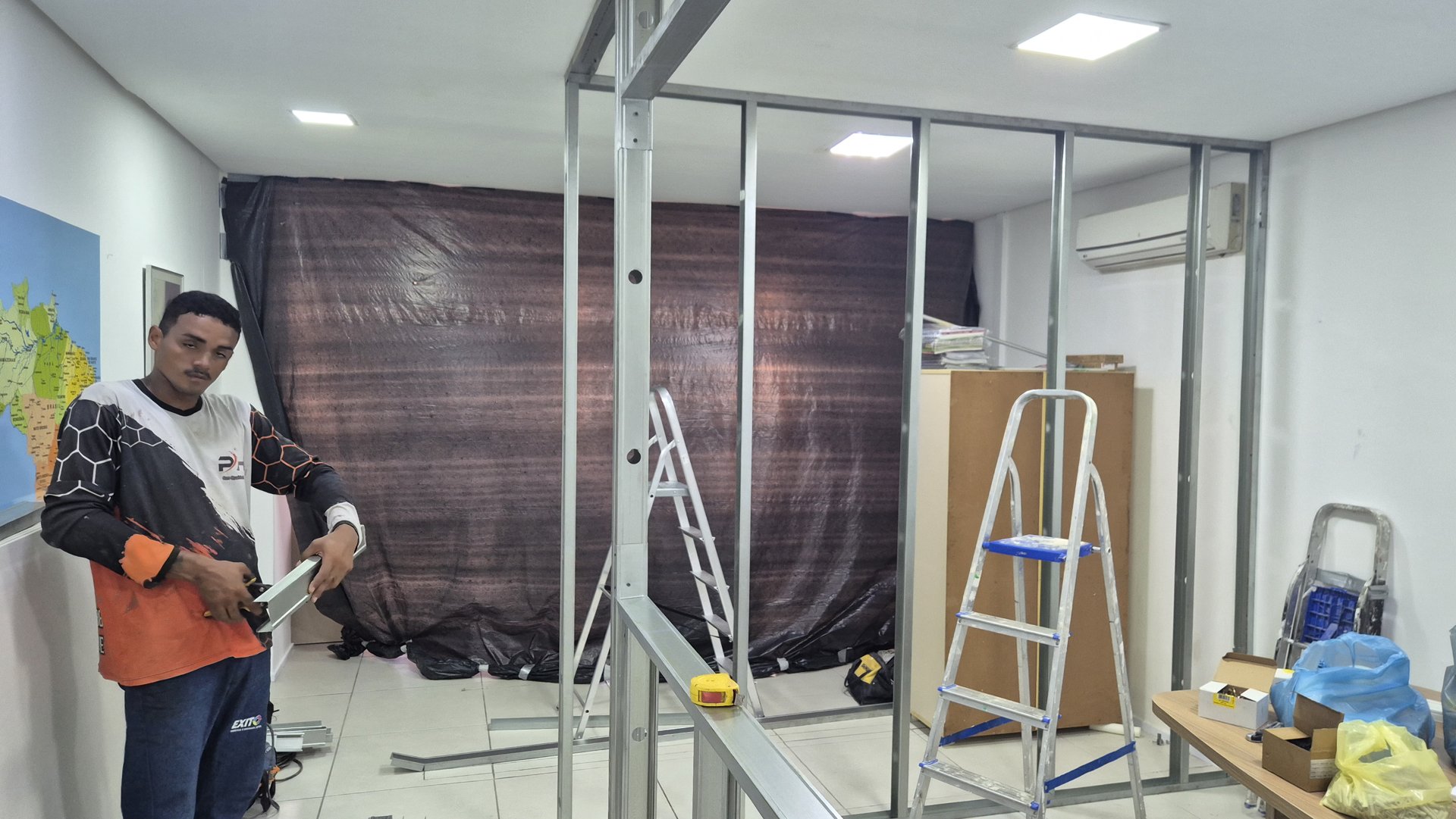 Montagem de estrutura metálica de drywall pela LBTEC